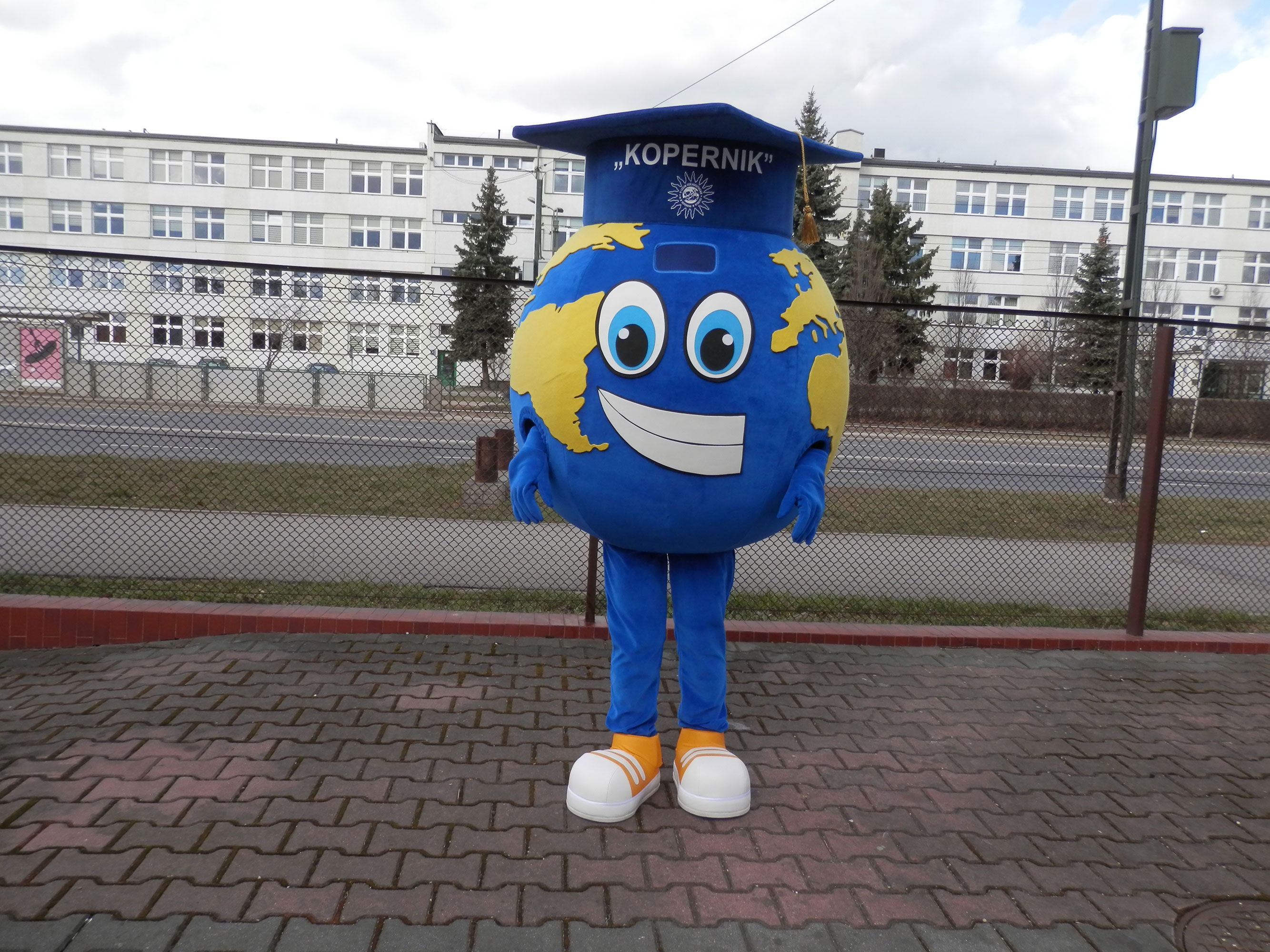 Lato 2021, czyli idealny strój reklamowy w czasach pandemii. Globus